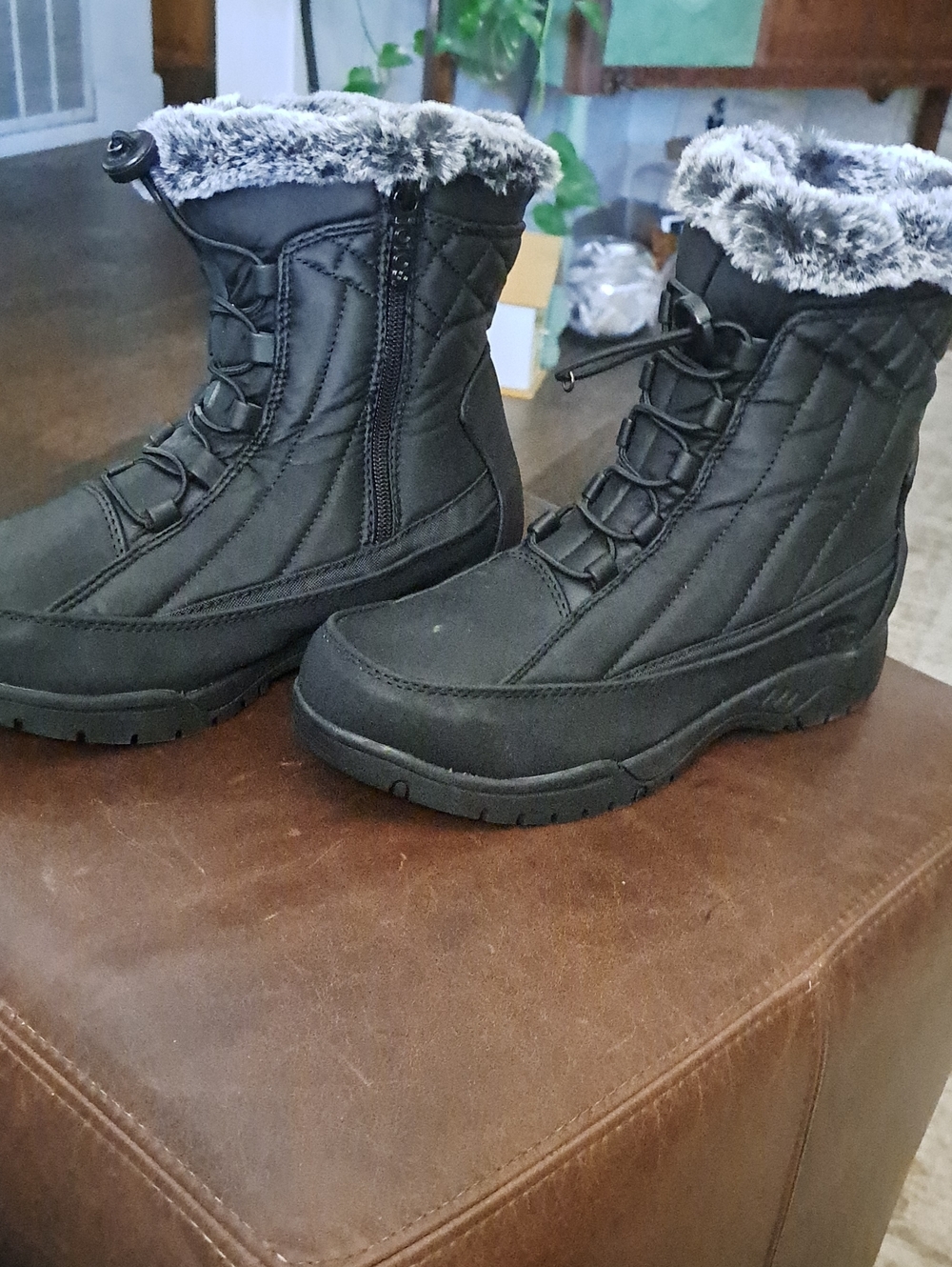 Womens Winter Insulated Black Lace-Up Snow Boots with Faux Fur Collar
